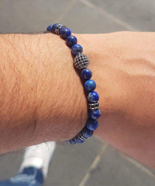 תמונה של דוגמן עם צמיד חרוזים כחול לגבר