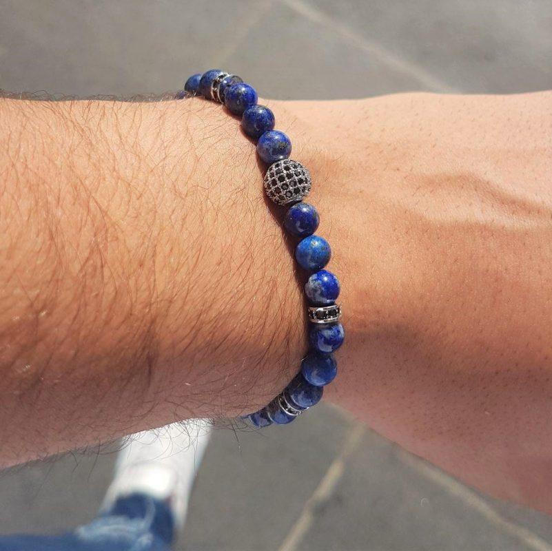 תמונה של דוגמן עם צמיד חרוזים כחול לגבר