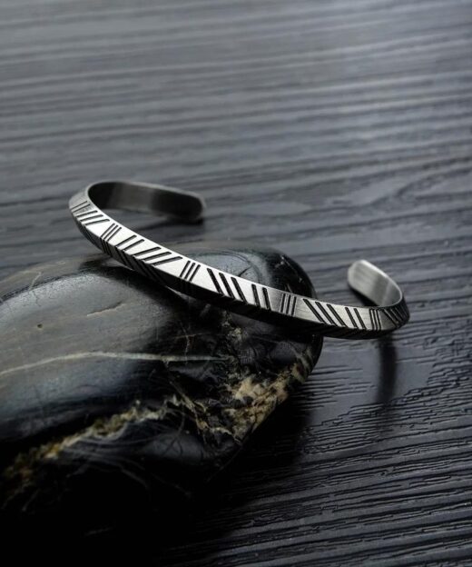 תמונה של צמיד פלדה לגבר בצבע שחור