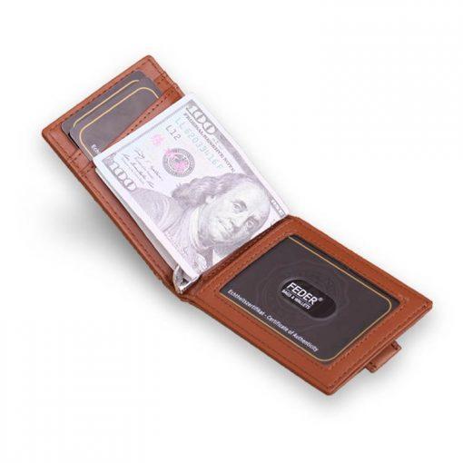 תמונה של ארנק עור מעוצב בצבע חום בהיר עם כרטיסים וכסף