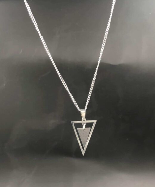 תמונה של שרשרת משולש לגבר