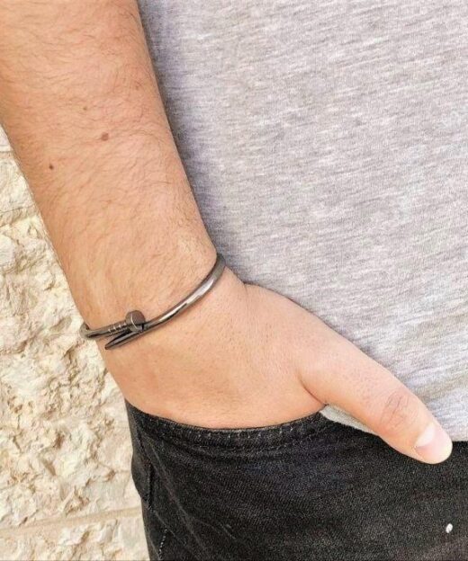 תמונה של דוגמן עם צמיד פלדת אל חלד לגבר בצבע כסף