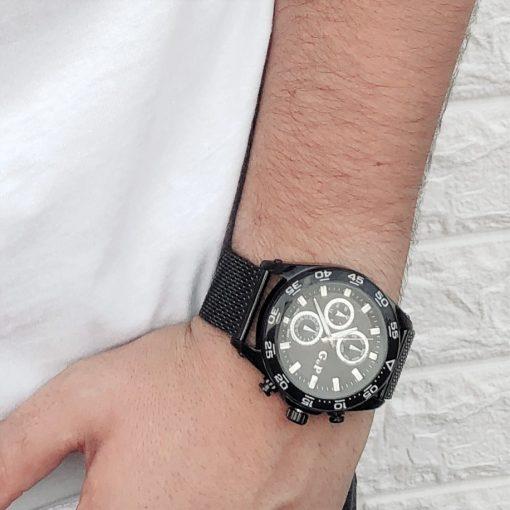 תמונה של דוגמן עם שעון שחור לגבר עשוי פלדה