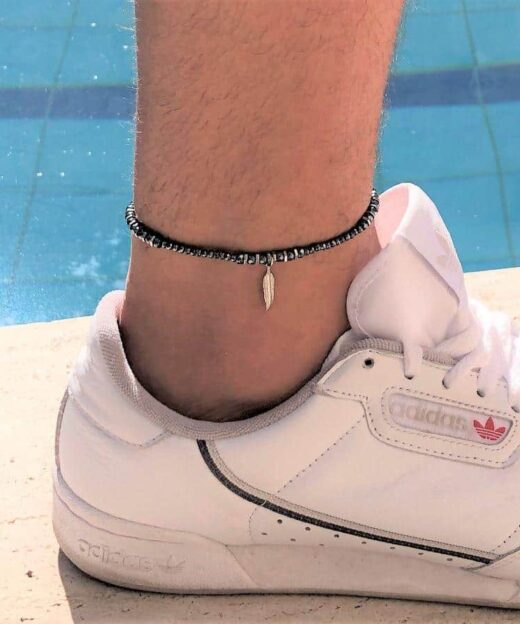 תמונה של דוגמן עם צמיד רגל לגבר בצבע שחור