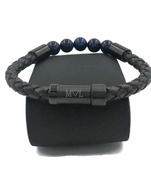 תמונה של צמיד עור רחב לגבר בצבע שחור ממותג