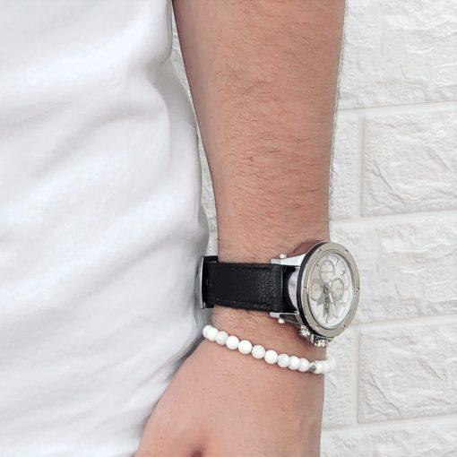 תמונה של דוגמן עם שעונים לגבר מבית gp וצמיד לבן
