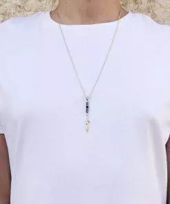 תמונה של דוגמן עם שרשראות לגבר עם תליון חרב בצבע זהב