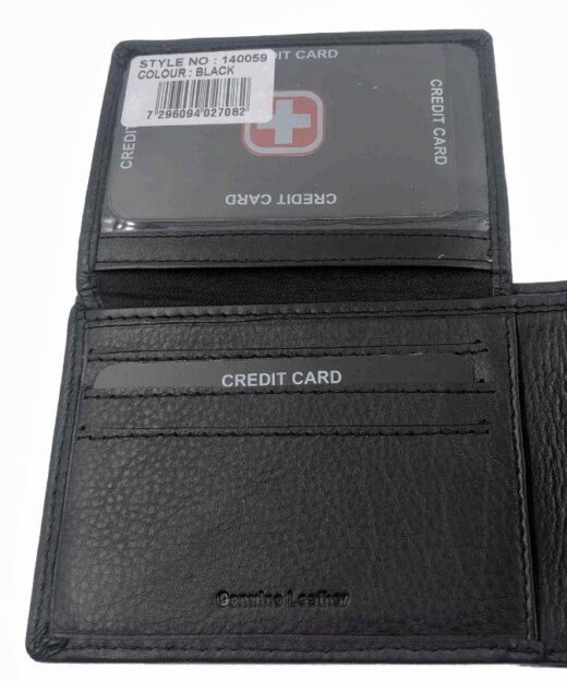 תמונה של ארנק סוויס עם תא נפתח