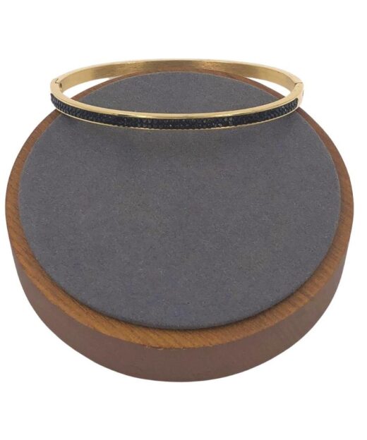 תמונה של צמיד זהב סגור עם שיבוץ אבני זירקון שחורות