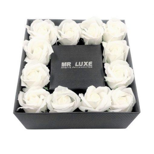תמונה של קופסת מתנה גדולה עם פרחי סבון בצבע לבן