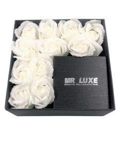 תמונה של קופסת מתנה לגבר בינונית בצבע שחור לבן עם פרחי סבון