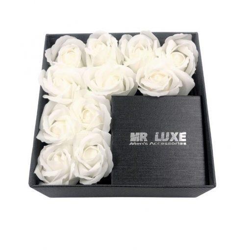 תמונה של קופסת מתנה לגבר בינונית בצבע שחור לבן עם פרחי סבון