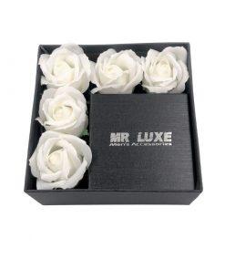 תמונה של קופסת מתנה לגבר בצבע שחור עם פרחי סבון לבנים