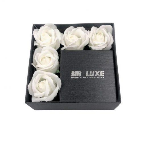 תמונה של קופסת מתנה לגבר בצבע שחור עם פרחי סבון לבנים