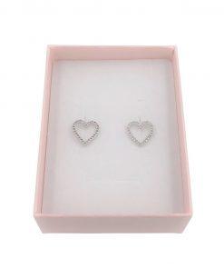 תמונה של זוג עגילי לב חלול בקופסת תכשיטים