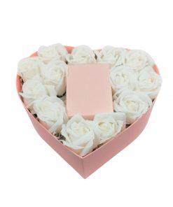 תמונה של מארז מתנה לב ורוד קטן עם פרחי סבון לבנים