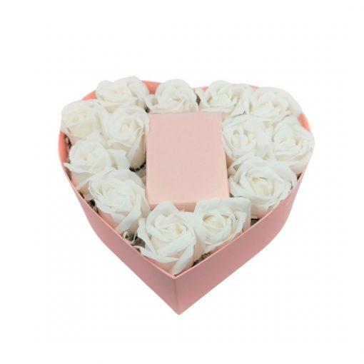 תמונה של מארז מתנה לב ורוד קטן עם פרחי סבון לבנים