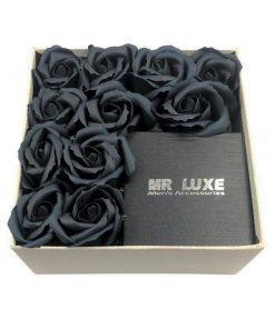 תמונה של מארז מתנה בינוני עם פרחי סבון בצבע שחור