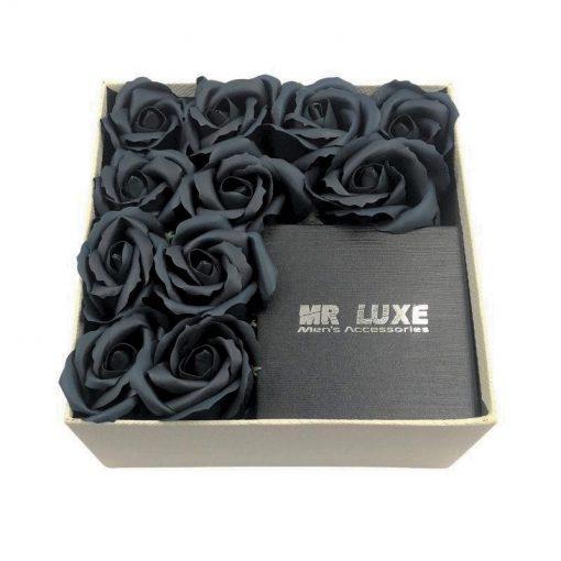 תמונה של מארז מתנה בינוני עם פרחי סבון בצבע שחור