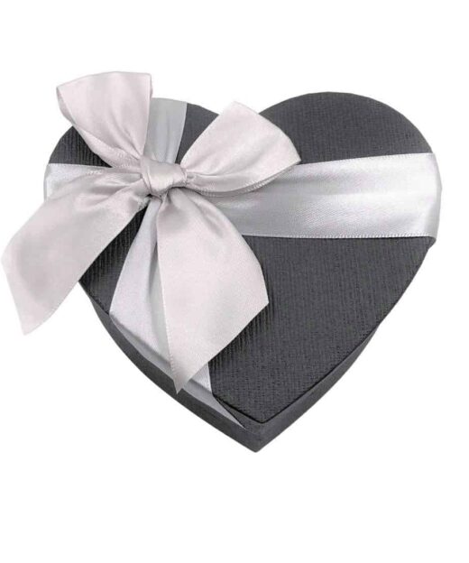 תמונה של קופסת לב קטנה עם סרט כסף